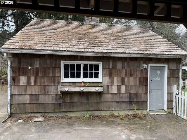 750 5TH St, Gearhart, OR 97138