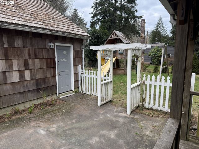 750 5TH St, Gearhart, OR 97138