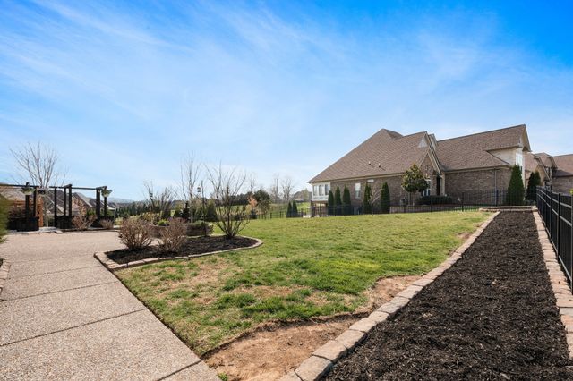2726 Cherrydale Dr, Lebanon, TN 37087