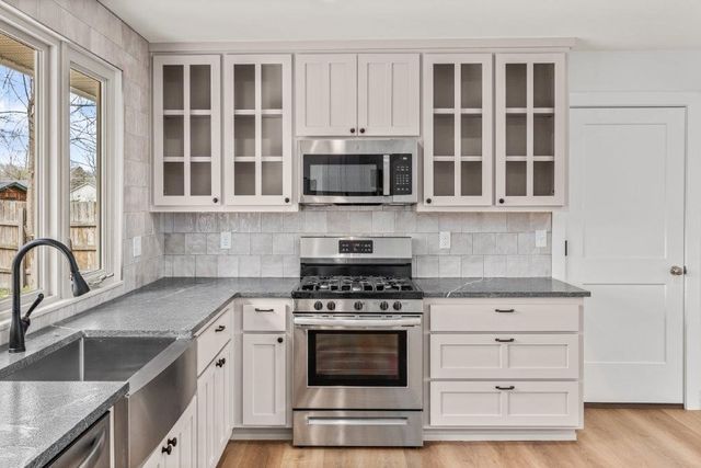 906 SE G Street, Bentonville, AR 72712