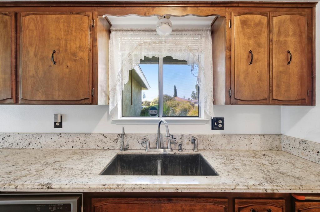 Image 11 of property listing at 509 Ashlan Way, Madera, CA 93638