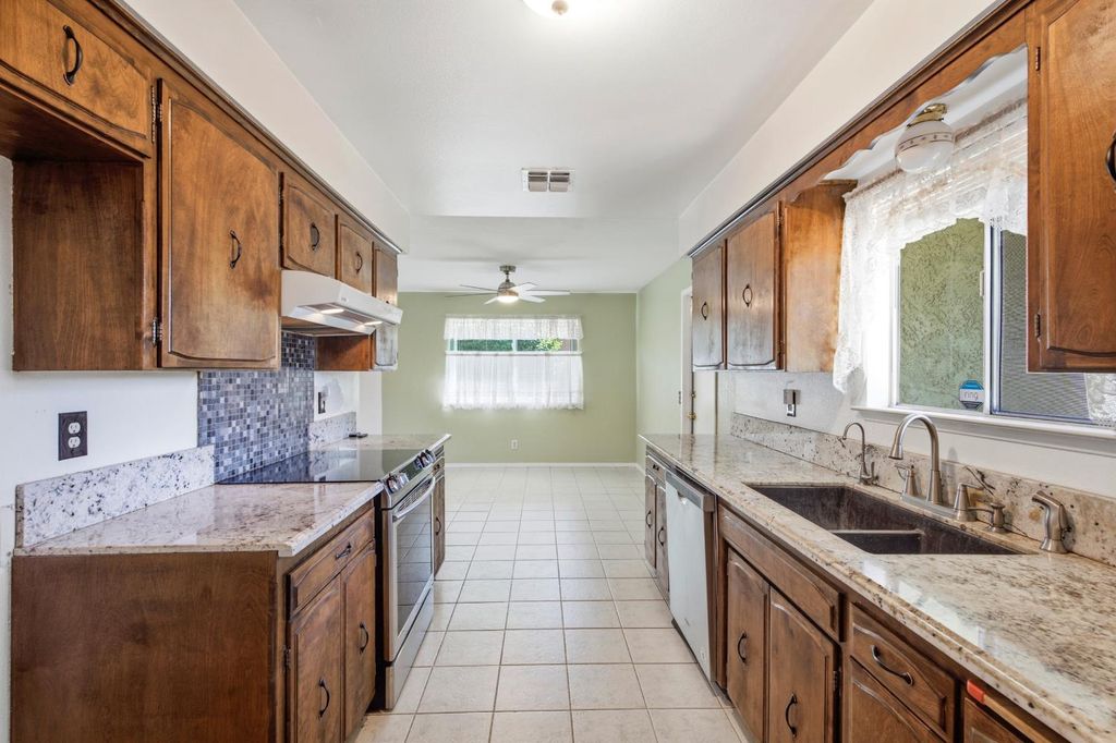 Image 12 of property listing at 509 Ashlan Way, Madera, CA 93638
