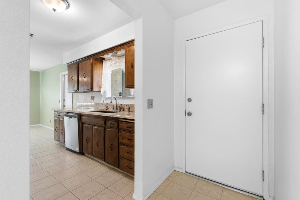 Image 3 of property listing at 509 Ashlan Way, Madera, CA 93638