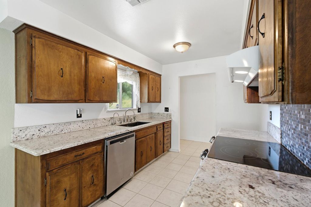 Image 8 of property listing at 509 Ashlan Way, Madera, CA 93638
