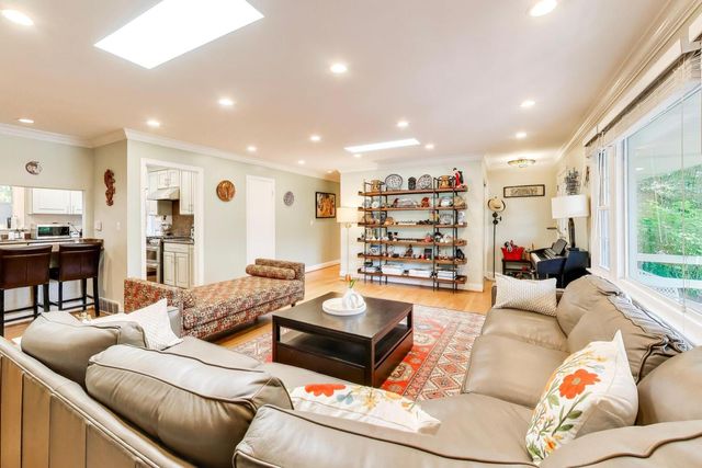 1884 Penfold Place, Northbrook, IL 60062