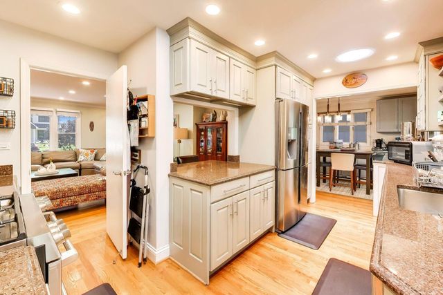 1884 Penfold Place, Northbrook, IL 60062