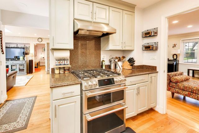 1884 Penfold Place, Northbrook, IL 60062