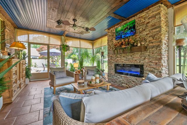 566 Pond Apple Rd, Clarksville, TN 37043