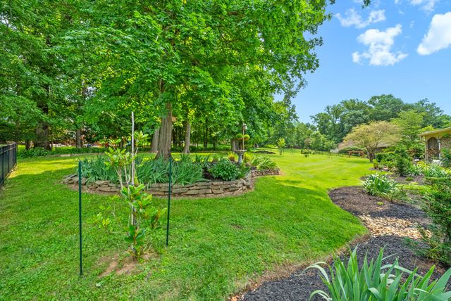 566 Pond Apple Rd, Clarksville, TN 37043