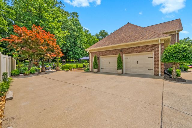 566 Pond Apple Rd, Clarksville, TN 37043