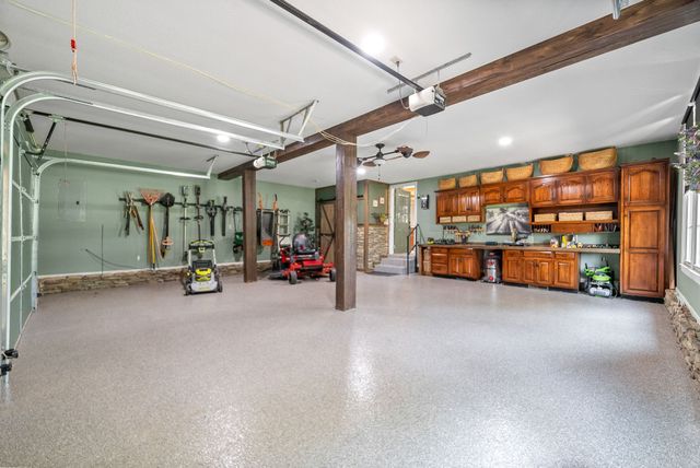 566 Pond Apple Rd, Clarksville, TN 37043