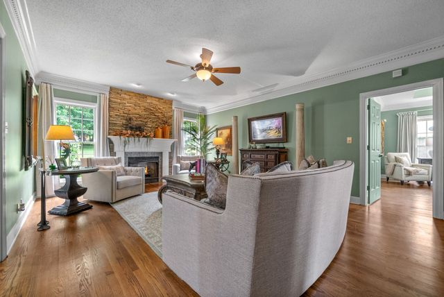 566 Pond Apple Rd, Clarksville, TN 37043