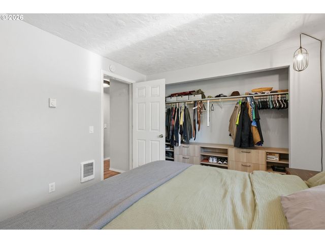 823 Se POLARIS Ct, Bend, OR 97702