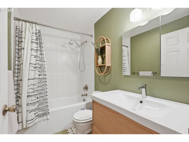 823 Se POLARIS Ct, Bend, OR 97702