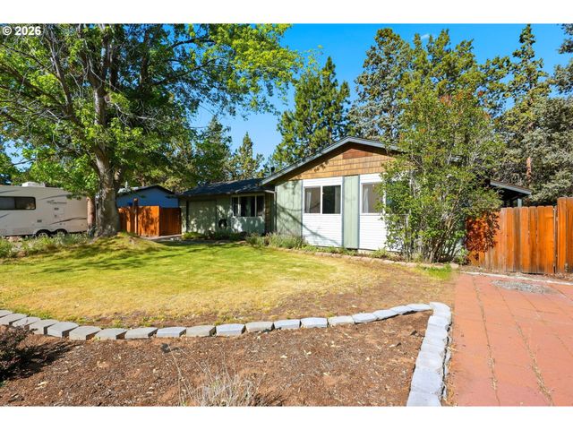 823 Se POLARIS Ct, Bend, OR 97702