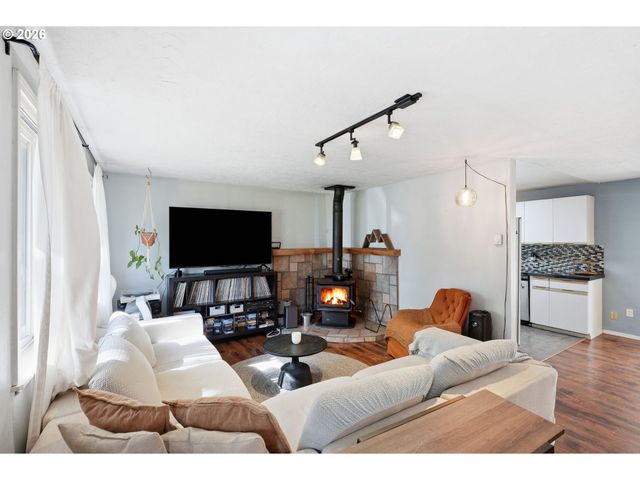 823 Se POLARIS Ct, Bend, OR 97702