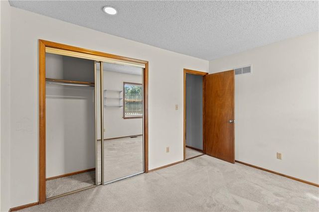 8075 Colony Lane, Lenexa, KS 66215