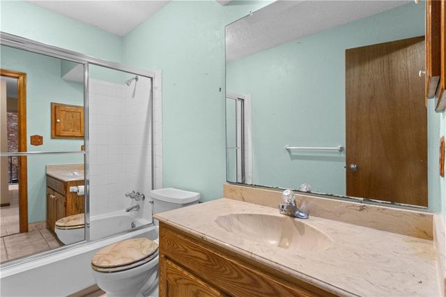 8075 Colony Lane, Lenexa, KS 66215
