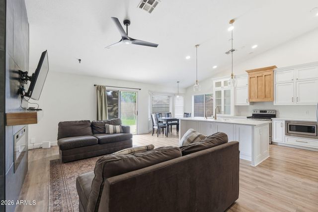 937 S SAN JOAQUIN Court, Gilbert, AZ 85296