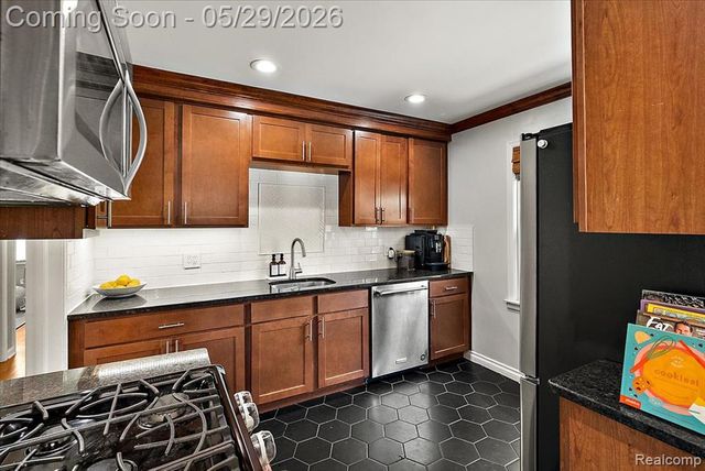 246 Massoit Street, Clawson, MI 48017