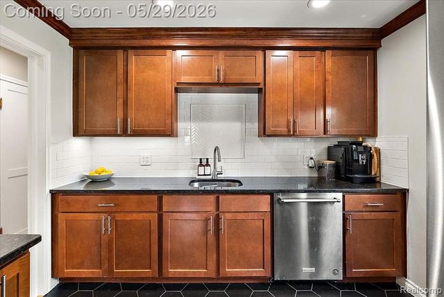 246 Massoit Street, Clawson, MI 48017