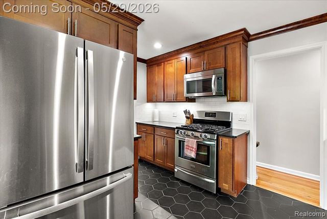 246 Massoit Street, Clawson, MI 48017