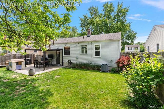 246 Massoit Street, Clawson, MI 48017