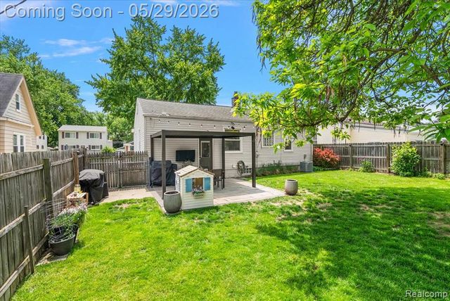 246 Massoit Street, Clawson, MI 48017