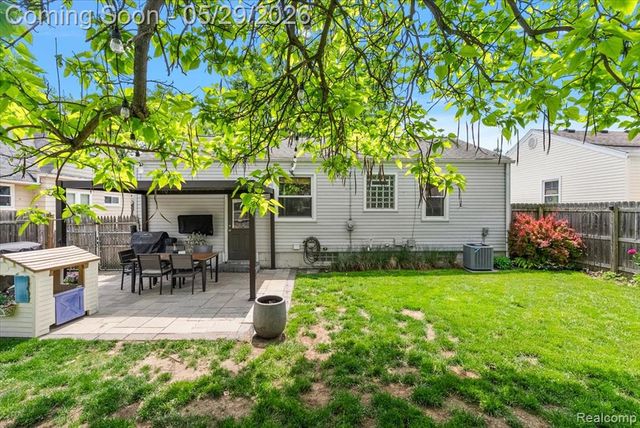 246 Massoit Street, Clawson, MI 48017