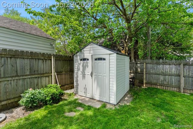 246 Massoit Street, Clawson, MI 48017