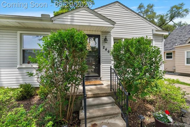 246 Massoit Street, Clawson, MI 48017