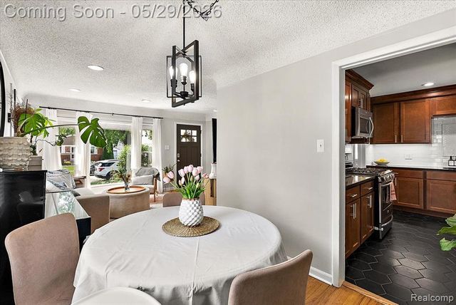 246 Massoit Street, Clawson, MI 48017