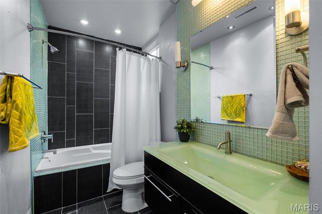 3217 Roger Place, St Louis, MO 63116