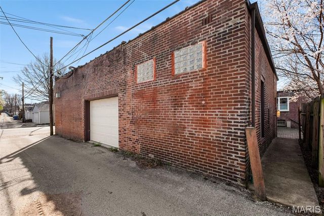 3217 Roger Place, St Louis, MO 63116