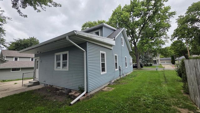 29 S Locust STREET, Oconomowoc, WI 53066