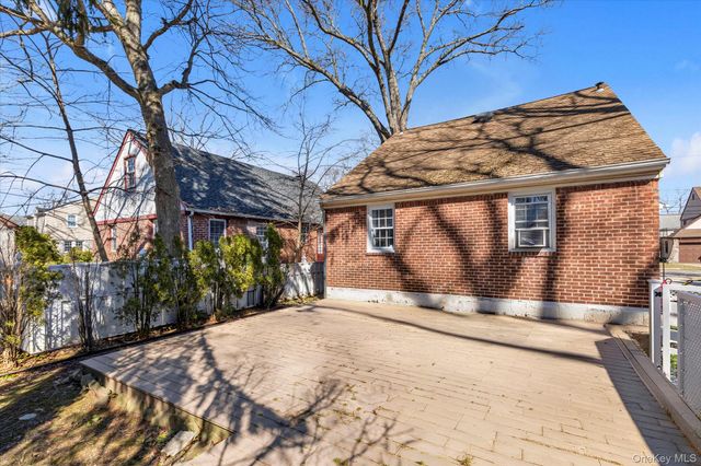 81 Stuart Street, Lynbrook, NY 11563