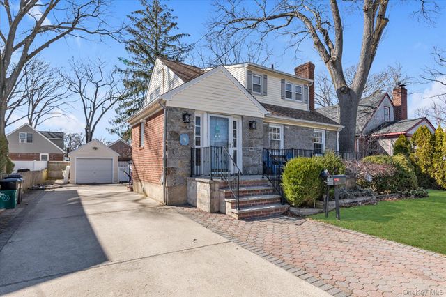 81 Stuart Street, Lynbrook, NY 11563