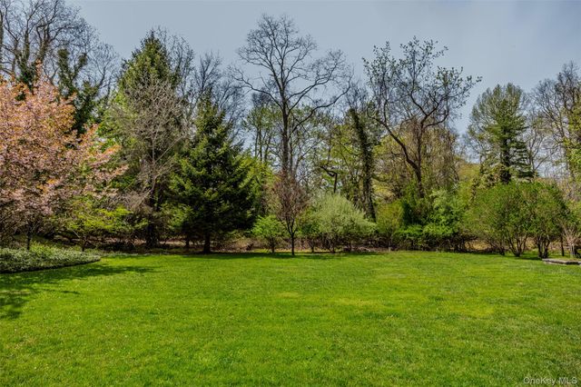 81 Old Post Road, East Setauket, NY 11733
