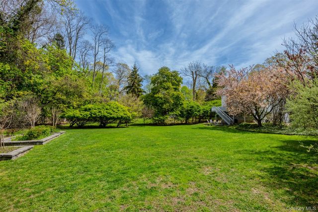 81 Old Post Road, East Setauket, NY 11733