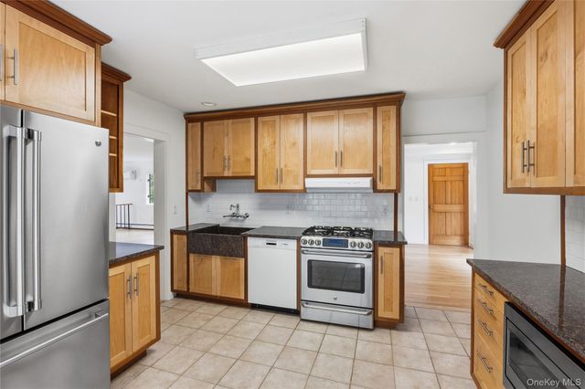 81 Old Post Road, East Setauket, NY 11733