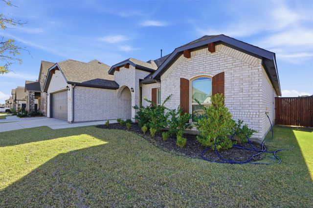 1027 Moss Grove Trail, Justin, TX 76247
