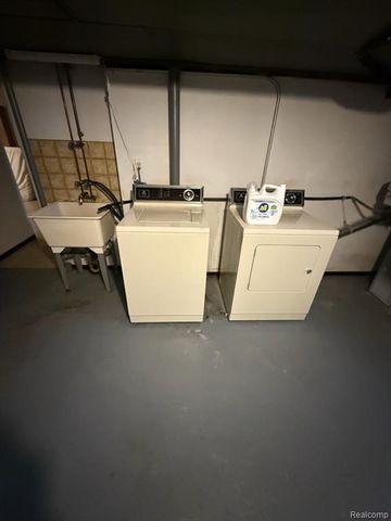 1414 Crooks Road, Royal Oak, MI 48067