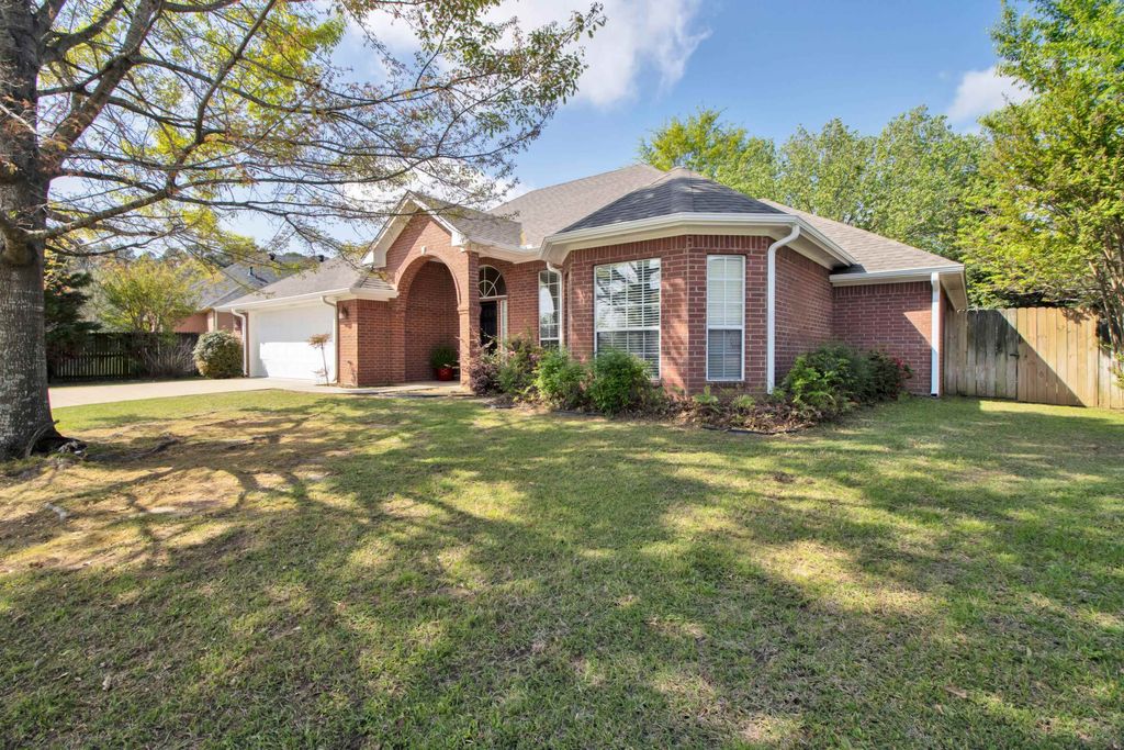 2801 Hickory Stick Ct, Longview, TX 75605