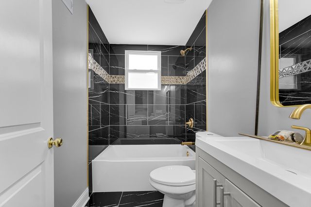6825 S WINCHESTER Avenue, Chicago, IL 60636
