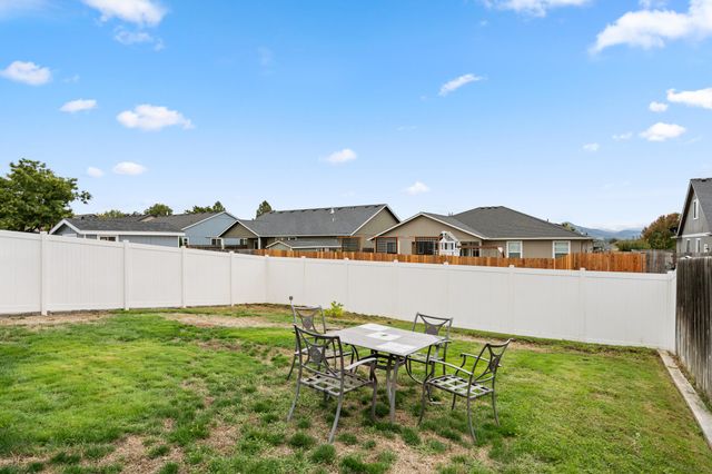 628 Barton Road, Eagle Point, OR 97524