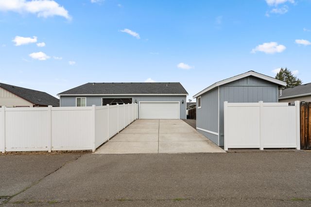 628 Barton Road, Eagle Point, OR 97524