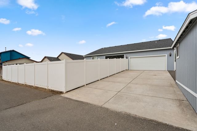 628 Barton Road, Eagle Point, OR 97524