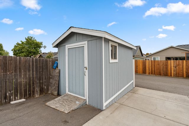 628 Barton Road, Eagle Point, OR 97524