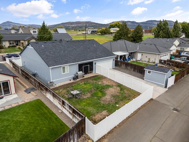 628 Barton Road, Eagle Point, OR 97524