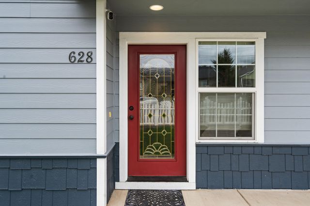 628 Barton Road, Eagle Point, OR 97524